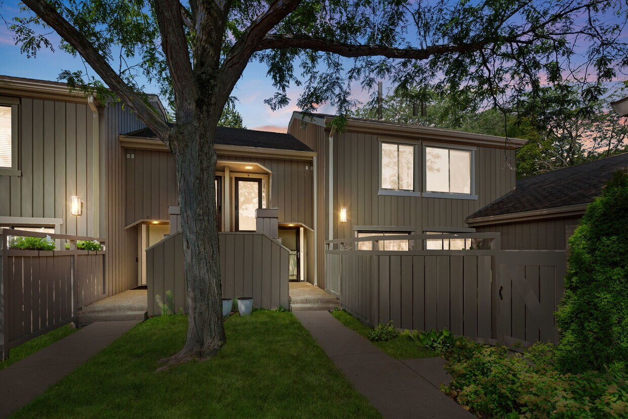 Foto principal - 1250 Oak Hill Rd