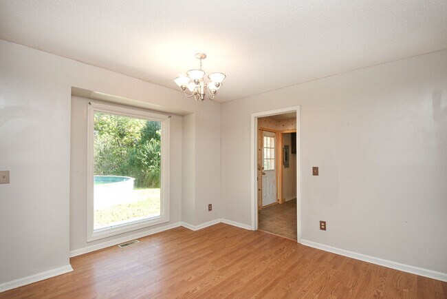 Foto del edificio - 142 Dinton Rd