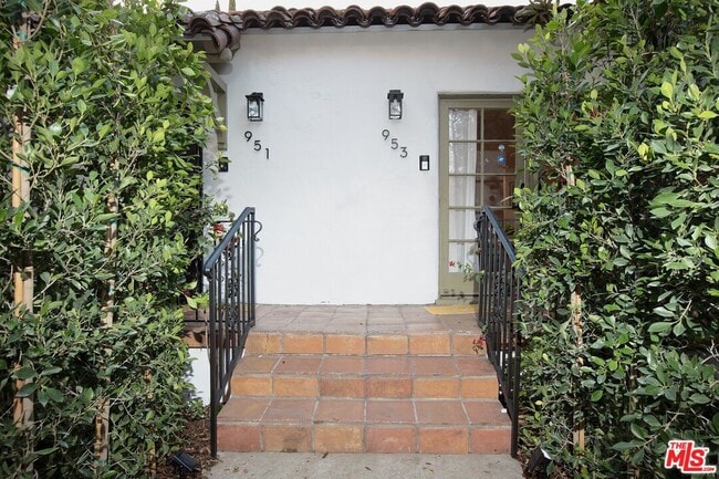 Building Photo - 951 N Martel Ave