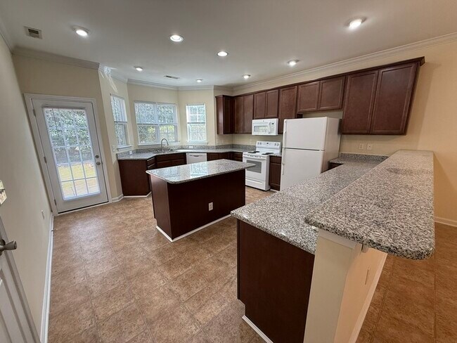 Foto del edificio - Spacious 2 Bed 2.5 Bath Town Home Available Now! Community Playground!