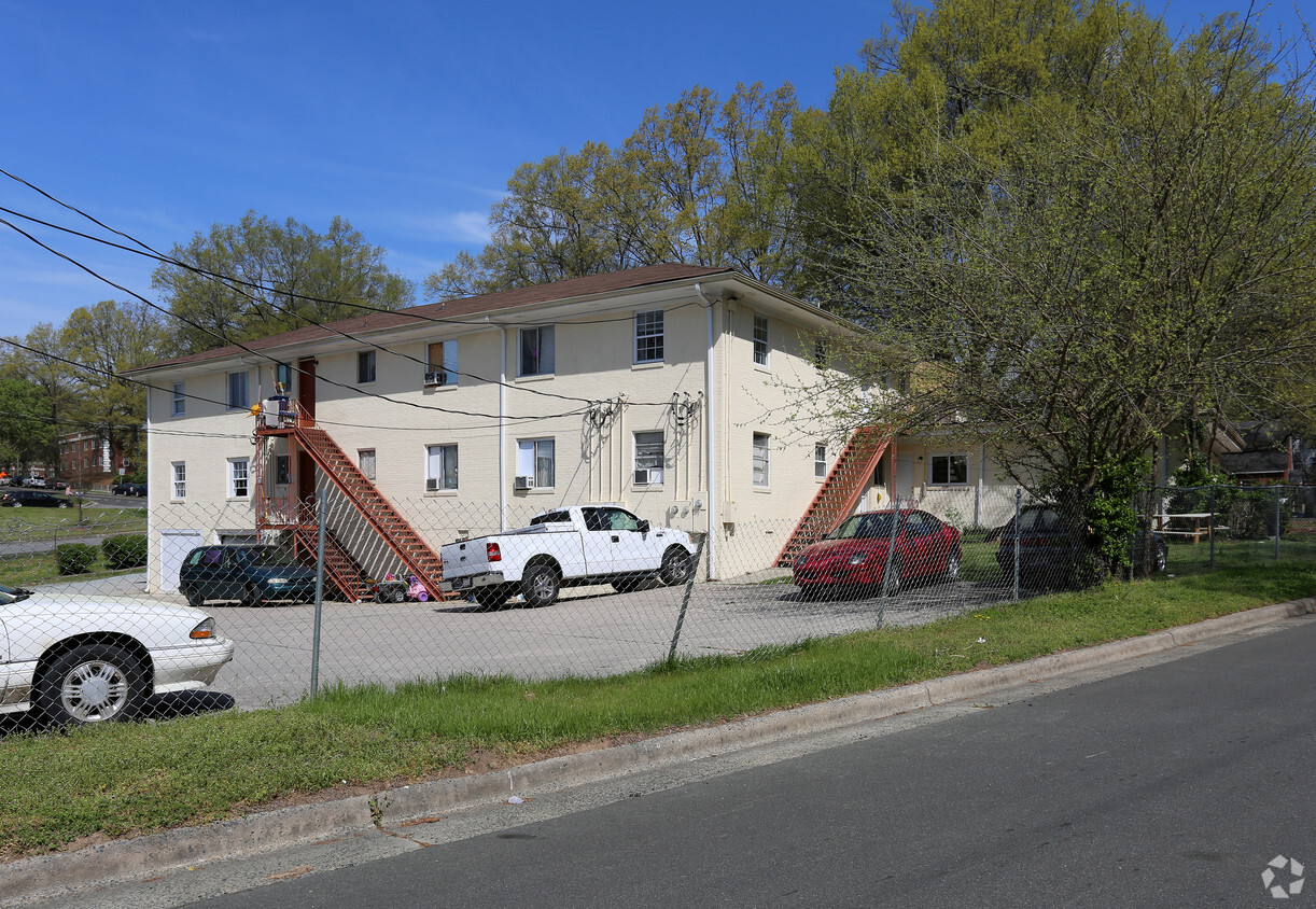 Building Photo - 1401 W Chapel Hill St