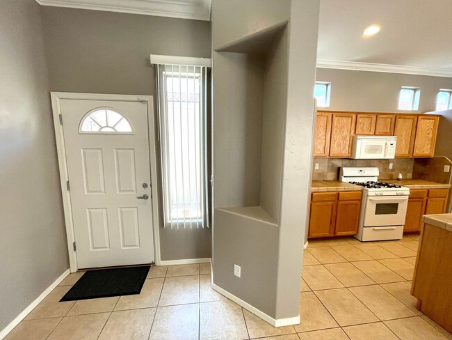 Building Photo - Great 2 Bedroom Home in Gated Neighborhood!