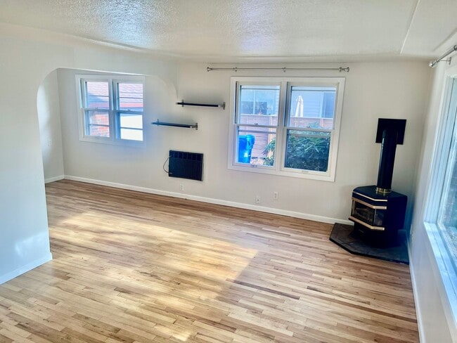 Foto del edificio - Super Cool Duplex Unit with One Car Garage