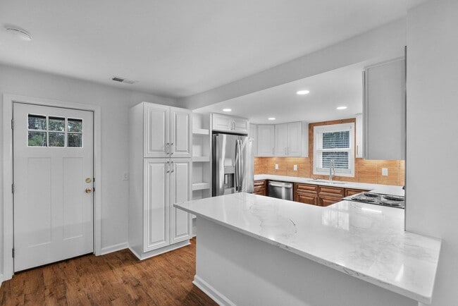 Foto del edificio - Renovated House on Corner Lot!