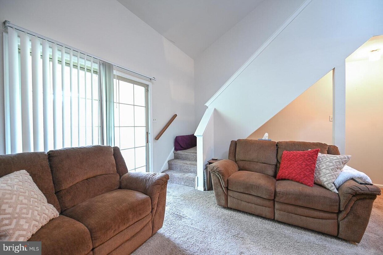 1712 Foxmeadow Cir, Royersford, PA 19468 Room for Rent in Royersford