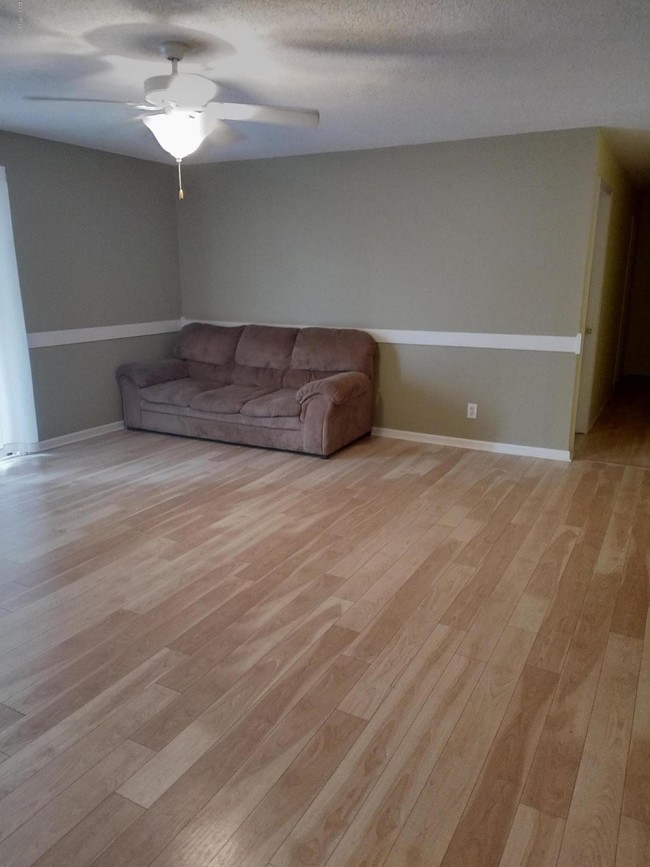 Building Photo - 104 Breezewood Dr