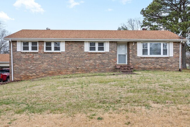 Foto del edificio - 3 Bedroom Pet Friendly Home For Rent With Finished Basement!