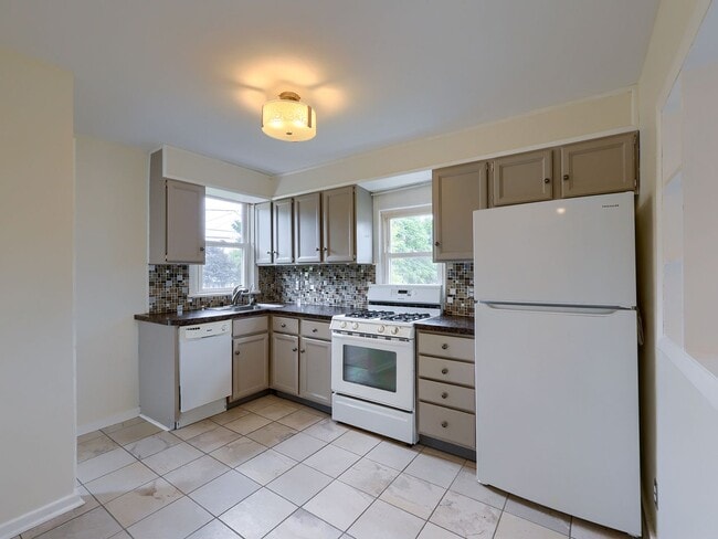 Building Photo - Adorable 2 Bedroom Single Family Home
