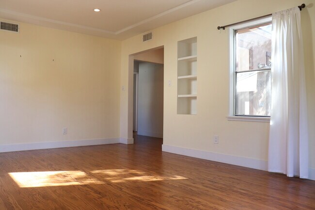 Building Photo - 2318 Wellesley Ave