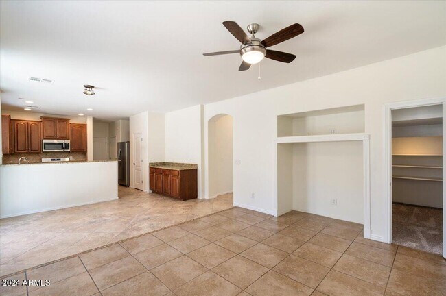 Building Photo - 3791 E Parkview Dr