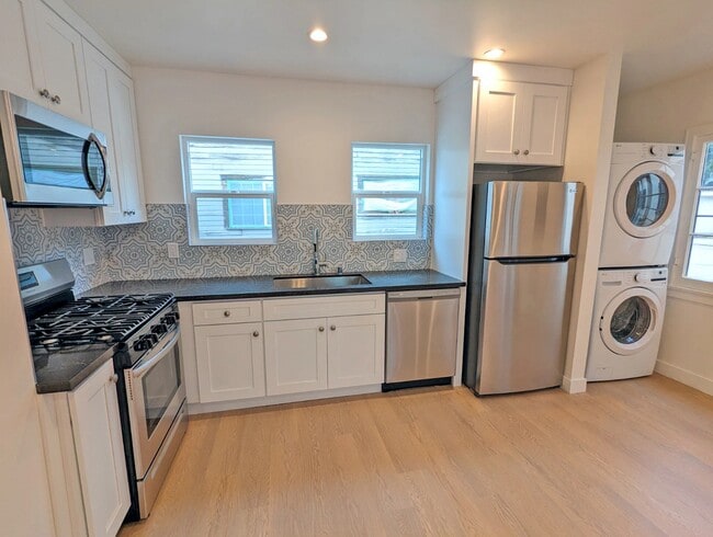 Building Photo - 3919 1/2-31-2 Mont Clair St