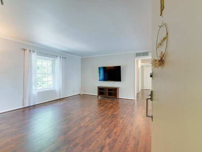 Foto del edificio - Check out this amazingly located 3 bed/2 b...