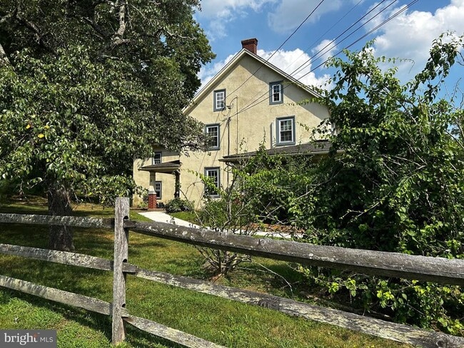 Building Photo - 1239 Salford St