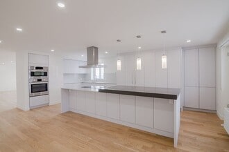 Building Photo - 3555 Chem. de la Côte-des-Neiges
