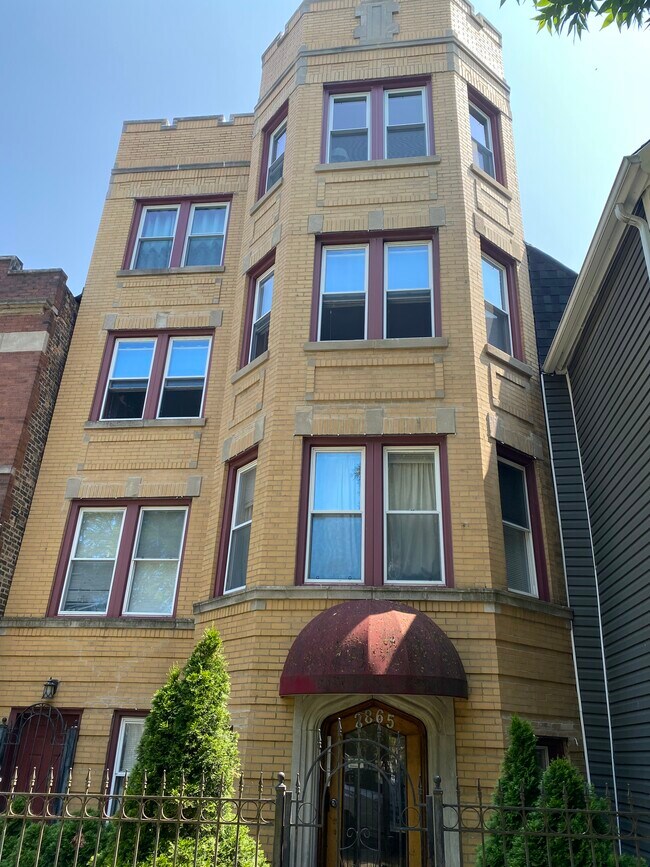 Building Photo - 2865 W Dickens Ave