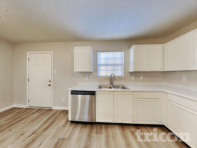 Building Photo - 10428 Kensington Way