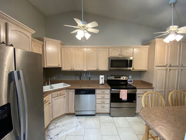Foto del edificio - Spacious 3-Bedroom Townhome "Ask about our...