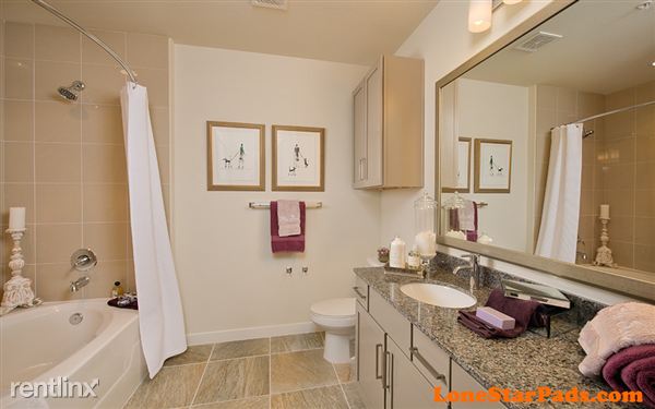 Building Photo - 11070 Katy Fwy