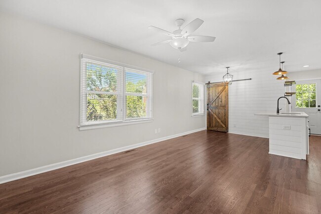 Foto del edificio - Adorable, Modern 3 Bedroom Ranch near Downtown Raleigh - Gorgeous finishes, open floorplan, updat...