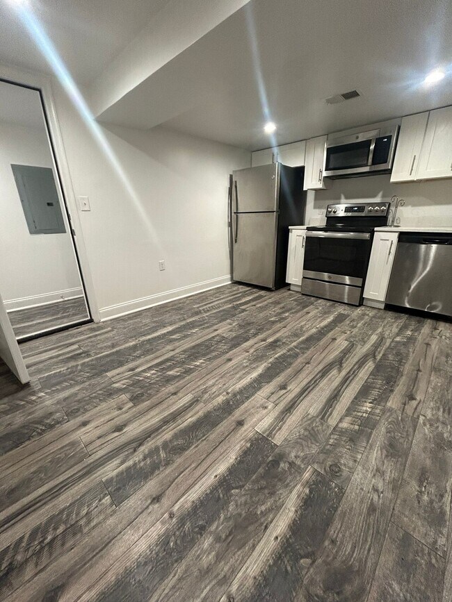 Building Photo - 1 Bedroom Apartment