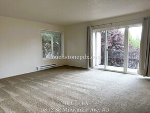 Building Photo - 5812 SE Milwaukie Ave