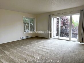 Building Photo - 5812 SE Milwaukie Ave