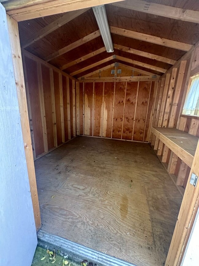 Building Photo - Spacious home in Green Acres