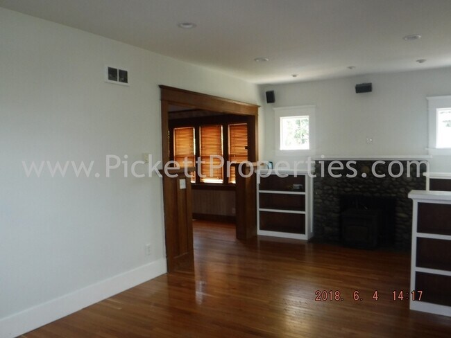 Building Photo - Charming 3+ Bedroom home in Keyport *Short...