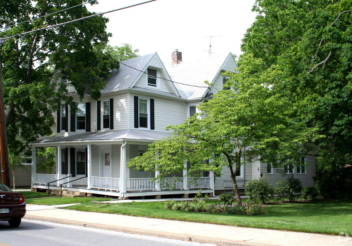 Building Photo - 127 E Green St