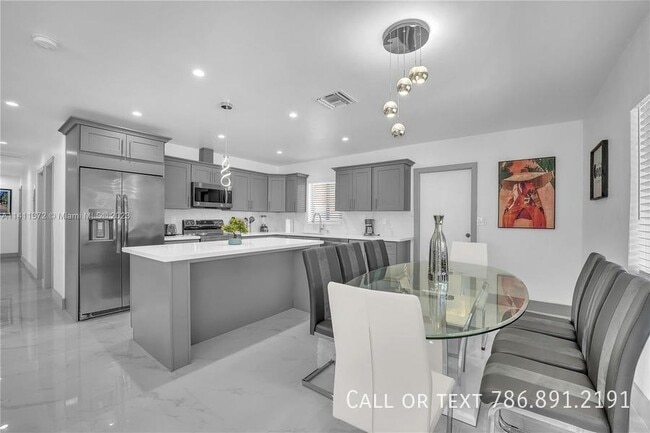 Foto del edificio - 2221 Charleston Street, Hollywood, FL 3302...