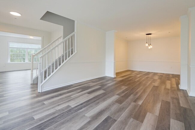 Building Photo - Updated End Unit Townhome In Phoenixville