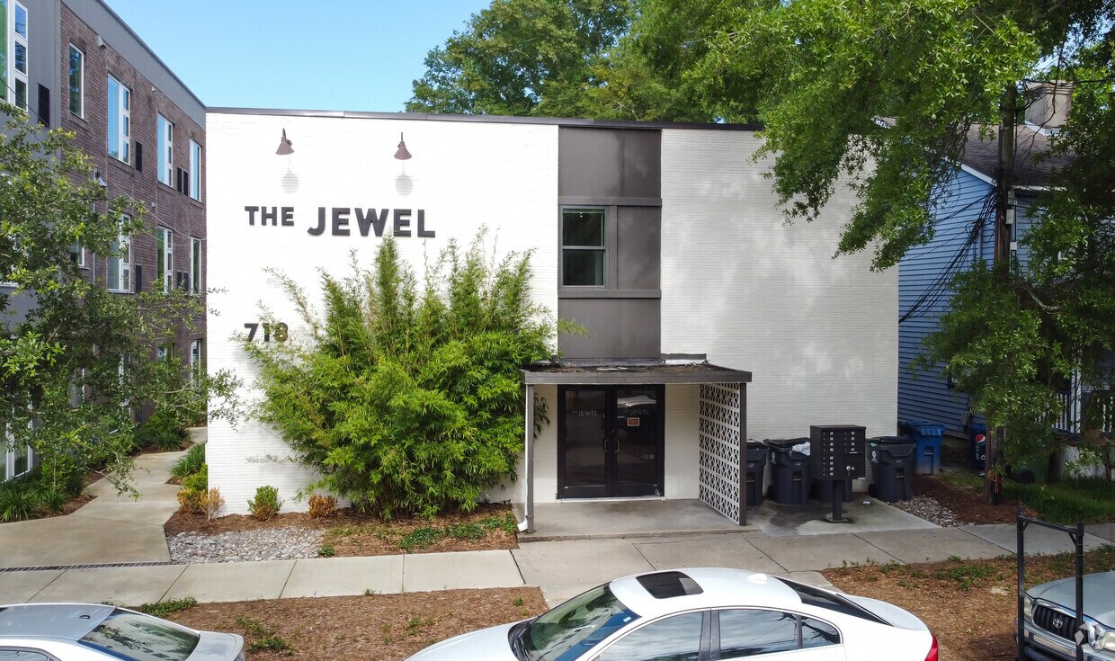 Primary Photo - The Jewel