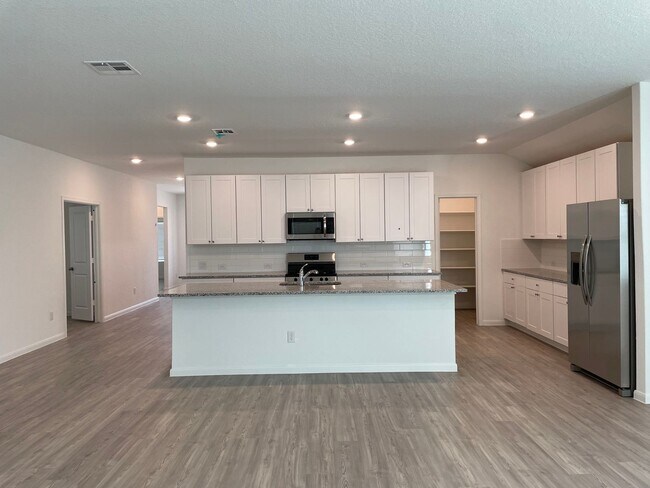Building Photo - Instant Hot Water / Fridge / LARGE Backyar...
