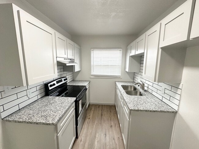 Building Photo - 2/1 apartment FIRST MONTHS RENT HALF PRICE