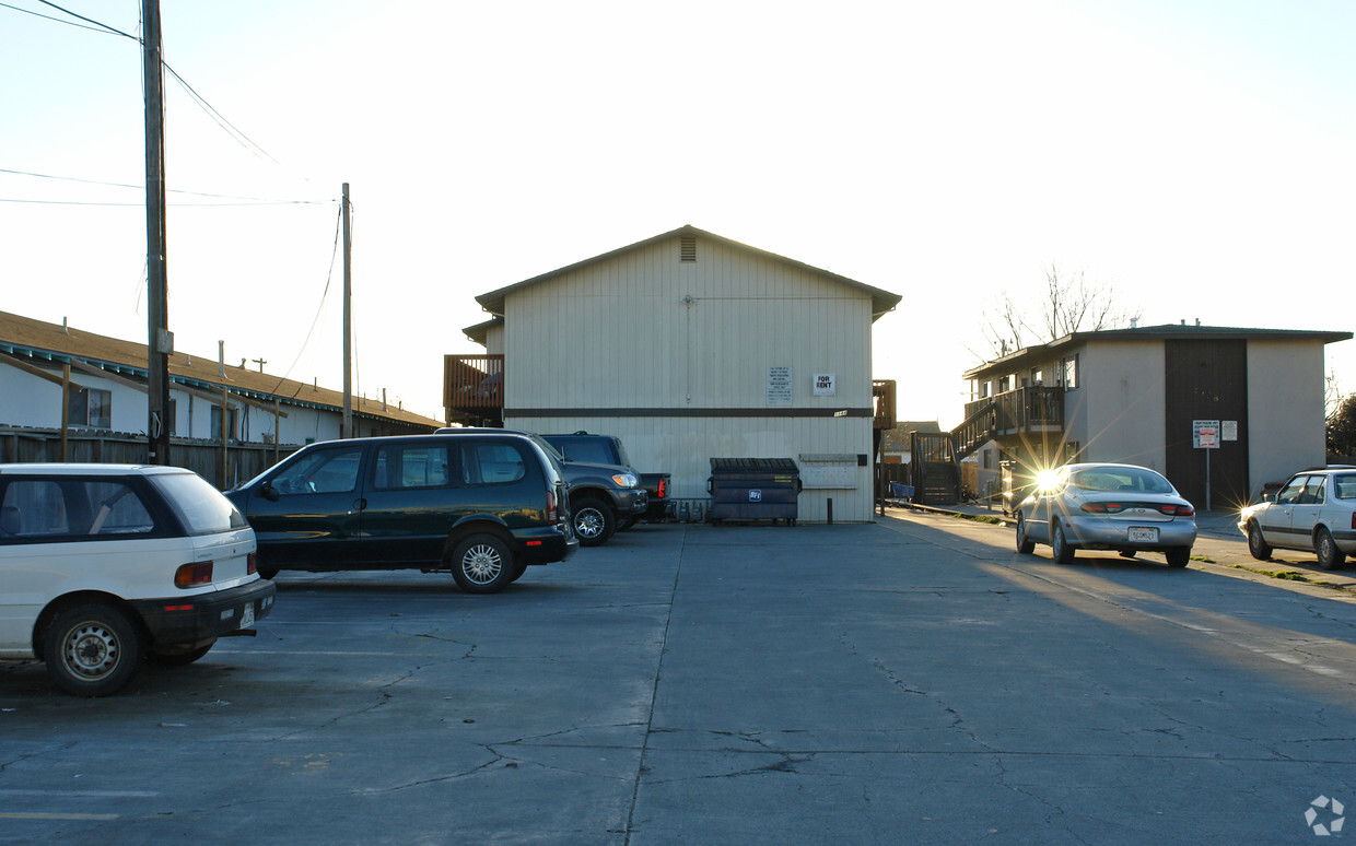 Building Photo - 1144 E Laurel Dr