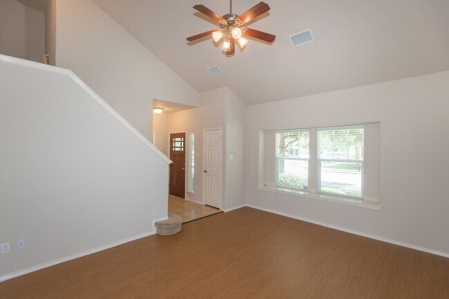 Foto del edificio - Spacious Corner Lot South Austin Home!