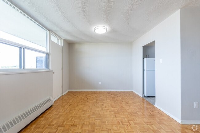 2BR, 1BA - 973SF - Dining Room - 3875 Sheppard Avenue East