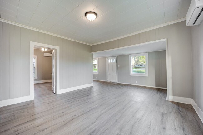 Foto del edificio - FREE MONTH RENT! Freshly Updated 3 Bedroom House