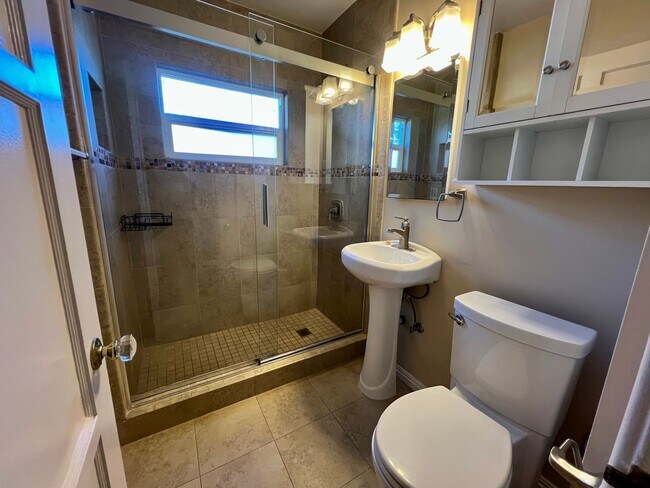 Building Photo - Cozy North Park Cottage with Enclosed Patio Exclusive Assigned Garage! Air Conditioning! In Unit ...