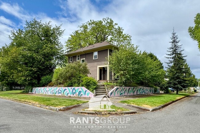 Building Photo - Well-Maintained Triplex Unit in Desirable South Capitol Neighborhood!