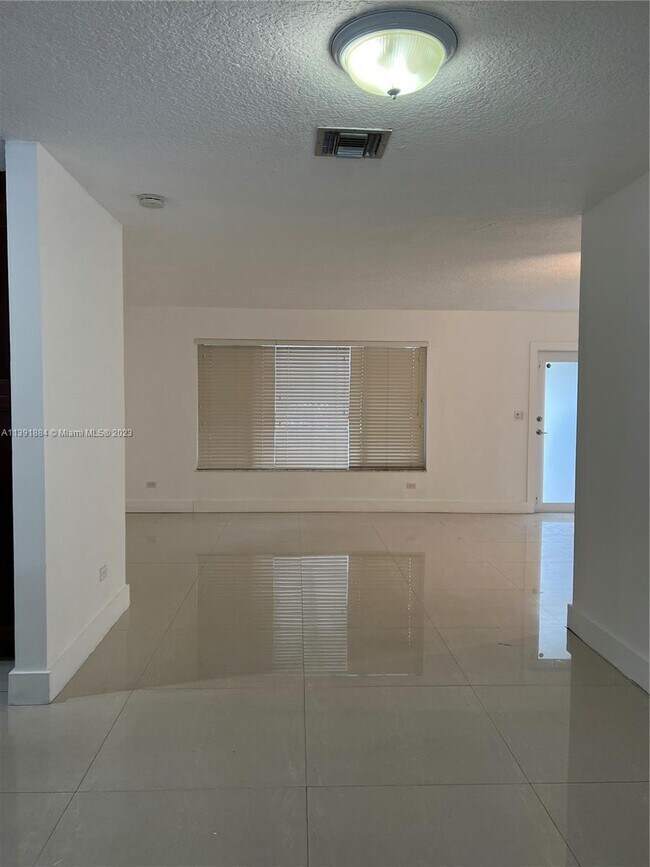 Foto del edificio - 9950 SW 11th Terrace