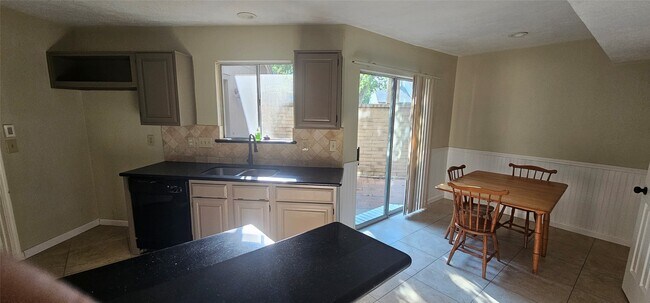 Foto del edificio - 3511 Meadowcrest Ln
