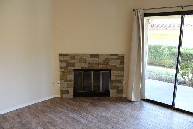 Foto del edificio - 960 Lupine Hills Dr