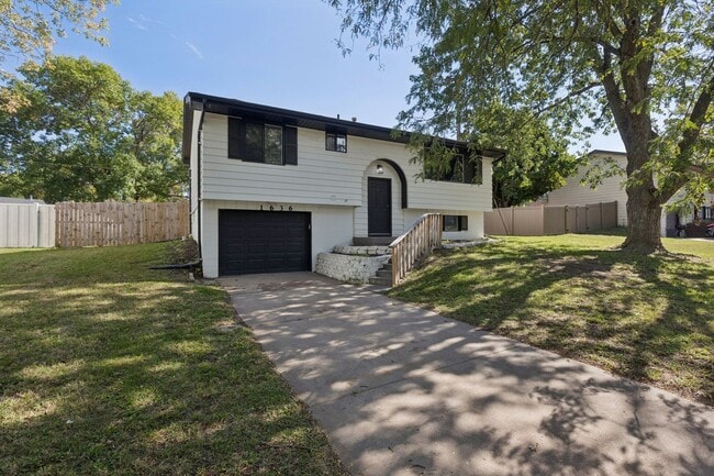 Building Photo - Updated Lincoln 3 Bedroom!!