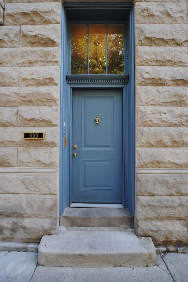 Building Photo - 535 W Wrightwood Ave