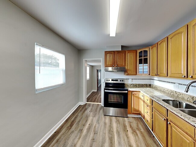 Building Photo - 5542 Kelly Dr N
