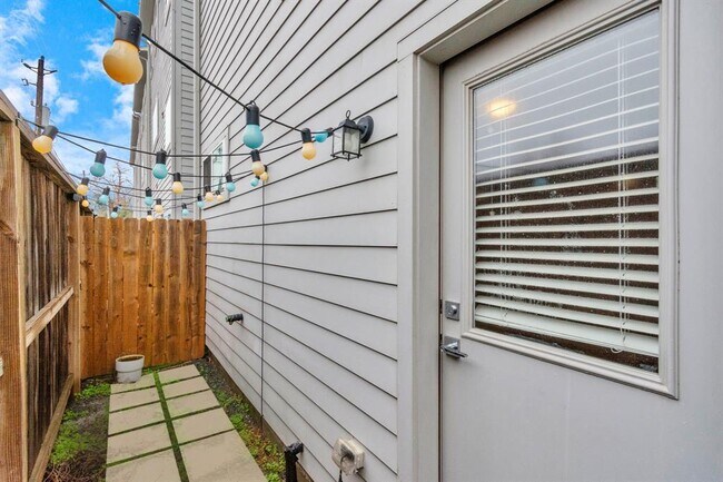 Building Photo - 1308 Hussion St