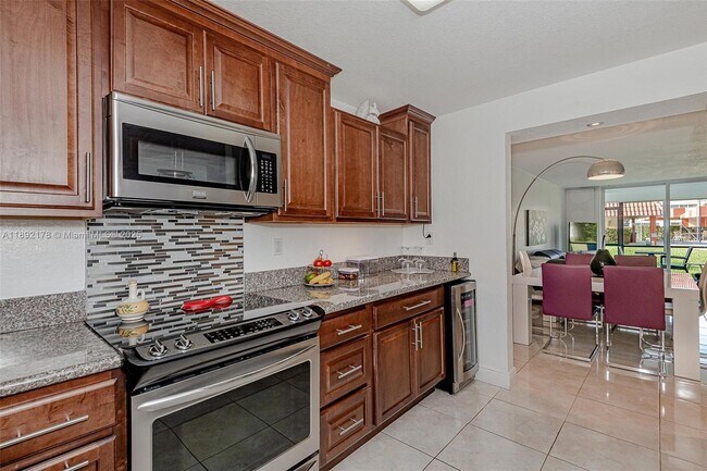 Foto del edificio - 9410 N Hollybrook Lake Dr