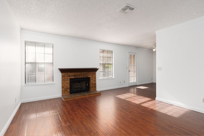 Building Photo - Adorable 2 Bedrooms Condo