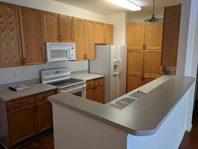 Foto del edificio - Spacious & Convenient 3 Bedroom Condo